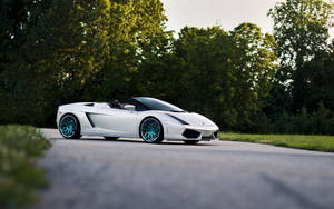 Valkoinen Lamborghini Gallardo Spyder katto alhaalla -taustakuva.