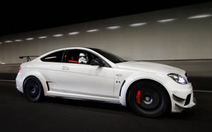 Valkoinen Mercedes-auto taustakuva