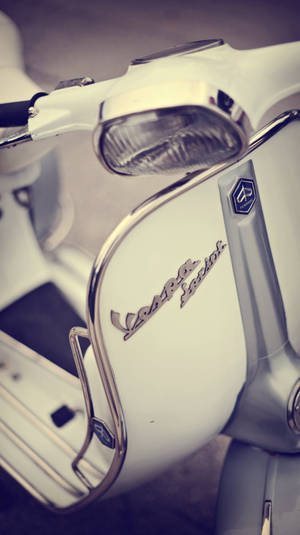 Valkoinen retrohenkinen Vespa Sprint -taustakuva