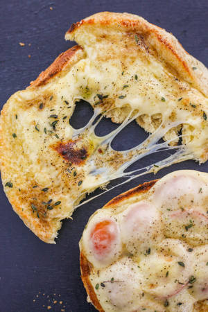 Valkosipulijuustoleipä -taustakuva — 2:3 Taustakuvat