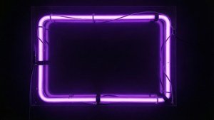 Tyhjä violetti neonkehys typografiaa varten.