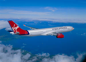 Virgin Atlantic -lentokoneen nousu — Sininen taivas Taustakuvat
