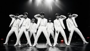 Dramaattinen mustavalkokuva Kpop-poikabändistä valkoisissa puvuissa. — Kpop GIF Taustakuvat