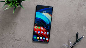 Xiaomi-puhelin betonilattialla — Xiaomi Taustakuvat