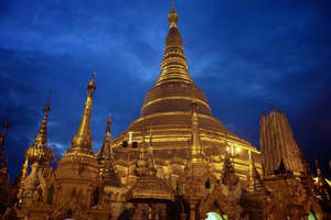 Yangonin Shwedagon auringonlaskussa -taustakuva — Hämärä Taustakuvat