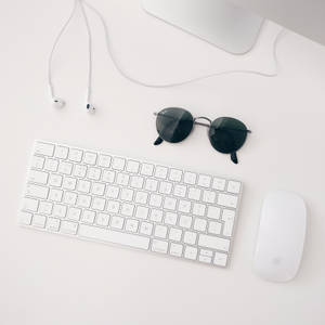 Minimalistinen taustakuva valkoisesta Apple MAC -kokoonpanosta, johon kuuluu iMAC, langaton näppäimistö, Magic Mouse ja kuulokkeet. — Siisti Taustakuvat