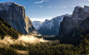 Yosemiten vuoret Macbook-taustakuva