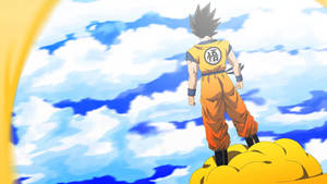 Dragon Ball Z seisomassa keltaisella pilvellä katsomassa planeetta Namekia, suositun animen super saiyan -hahmo.